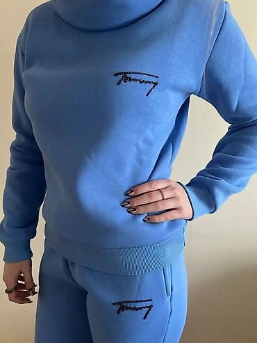 Gornji i donji deo: Ženski komplet trenerke – duks i donji deo - Model: duks sa visokim — 9