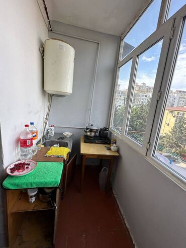 Uzunmüddətli kirayə mənzillər: Həzi aslanov metrosunun çıxışında,9 mərtəbənin,4-cü mərtəbəsində,2 — 6