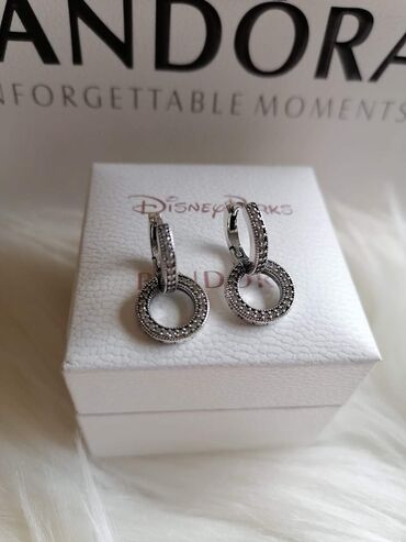 Minđuše: Pandora minđuše
Dobija se u kutijici
Cena:2100din — 22