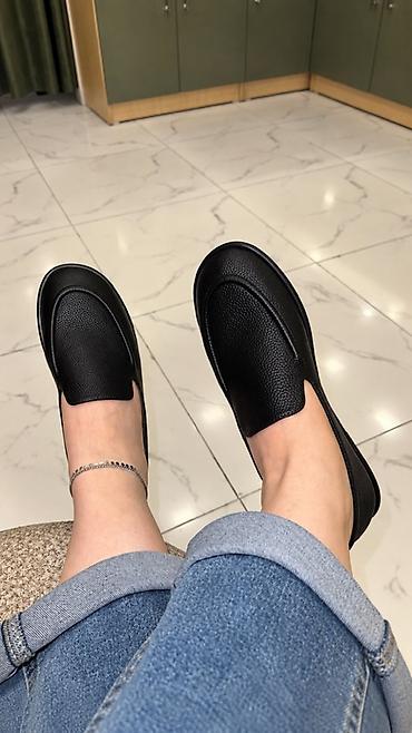Мокасины и лоферы: Qadın üçün klassik qara loafer ayaqqabılar - Model: slip-on loafer - — 2
