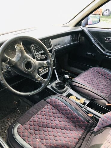 продам авто в бишкек: Интерьер автомобиля Audi 80 B3,включающий приборную панель, руль и