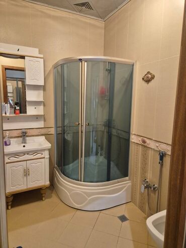 Uzunmüddətli kirayə mənzillər: Ev studio tiplidi. 2 sanuzel və 2 balkon var. Su işıq daimidir. Qaz — 8