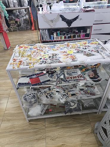 saat alisi satisi: Şüşə vitrin satılır 2ededdir. 1denesi 25azn-den. Vitrinlər Binə — 1