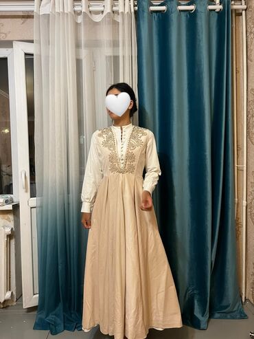 платье халат ниже колена: Элегантное женское платье макси с длинными рукавами, выполненное в