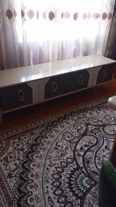 mebel qulpu: Düz TV altlığı, Polkalı, Laminat