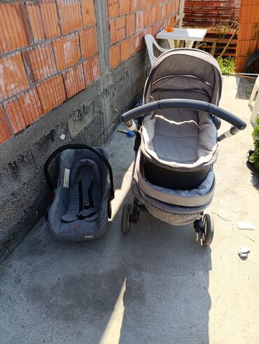 Kolica za bebe: Aluminijumski ram omogućava lako sklapanje i rasklapanje kolica, kao — 10