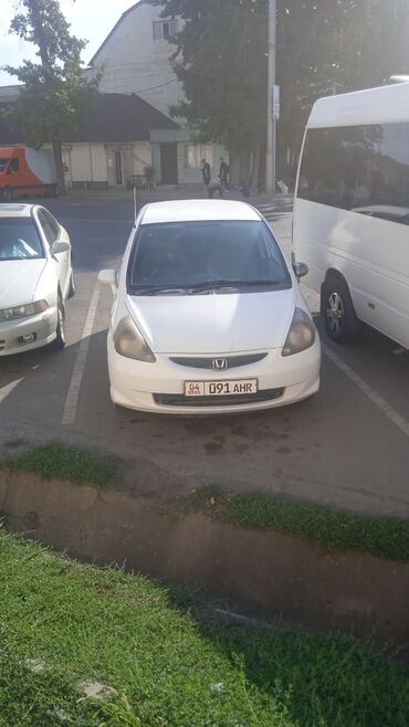 туманик хонда фит: Белый хэтчбек Honda Fit с пятидверным кузовом, идеально подходящий для