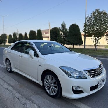авторынок ош тойота авенсис: Белый седан Toyota Crown Hybrid с четырьмя дверями и обтекаемым