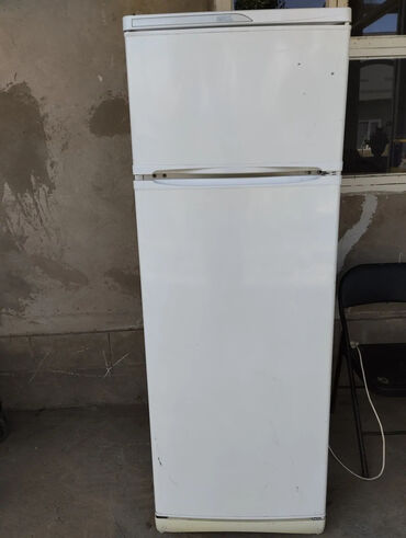 Электроника: Б/у Двухкамерный цвет - Белый холодильник Stinol