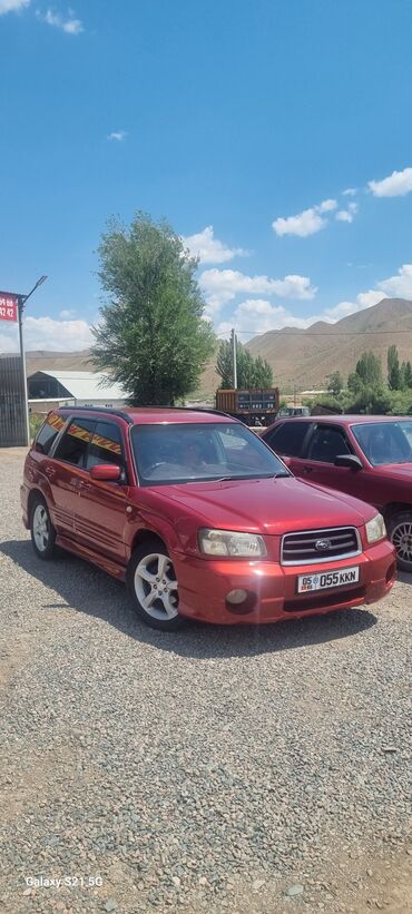 машина японский: Красный универсал Subaru Forester с рейлингами на крыше и спойлером