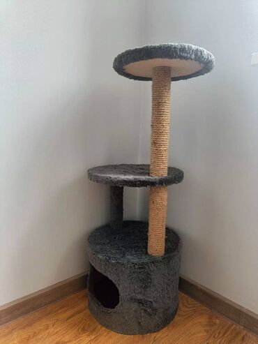 отдам даром кошку: Домик для кошки с когтеточками. Высота 104 см., ширина и глубина 42