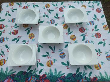 Zanimljive porcelanske posude - 5komada. Dimenzije: 12,5x16cm, prečnik