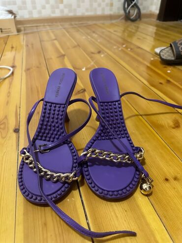 Çəkmələr: Ikinci el ayyaqabilar iclerinde tezeside var ve yumsaq oyuncaqlar — 5