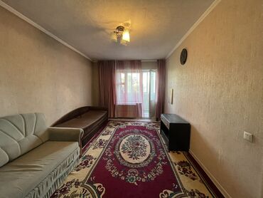 срочно продаётся 1 комнатная квартира в районе ошского рынка по улице кенсуйская: 1 комната, Риэлтор, Без подселения, С мебелью полностью