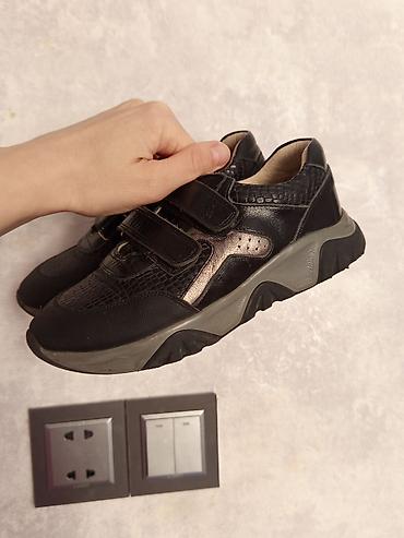 adidas krasovka: Uşaq idman ayaqqabısı - Rəng: qara, yan hissədə metalik tünd-gümüş — 3