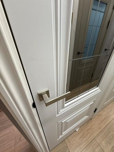 дверь внутренняя: Ички эшик айнек менен, Сол, түсү - Ак