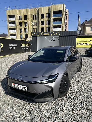 Toyota bZ3: 2023 г., Электромобиль, Седан
