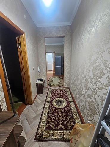 Mənzillər: Kirayə üçün tam mebellı 2 otaqlı mənzil - Geniş və işıqlı zal: divan — 4