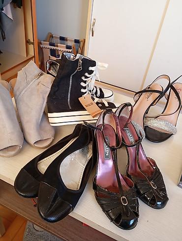 Ostala ženska obuća: Lot različitih predmeta za garderobu i opremu prodavnice/butika: - — 1