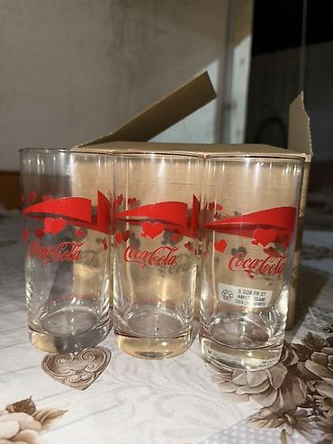 metalac posude coca cola: Set staklenih čaša Coca‑Cola – limitirani motiv sa crvenim srcima - — 1