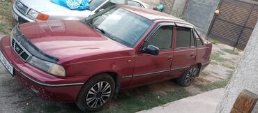 шторка на авто: Красный седан Daewoo Nexia с тонированными задними стеклами и
