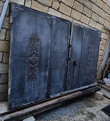 Dəmir giriş qapısı – massiv, üç bölməli konstruktor. - Material: qalın