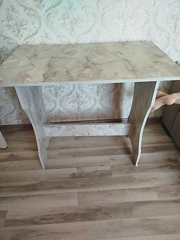 Masalar: Masa – kompaktdır və mərmər naxışlı üst səthə malikdir. - Material — 1