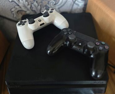 PS4 (Sony Playstation 4): Salam Ps4 slim satilir yaddaş 512son guncellenmesi tezelikce olub iki