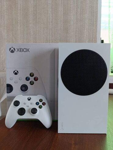 Xbox Series S: Продам Xbox series S, в пользовании меньше года, в комплекте родной