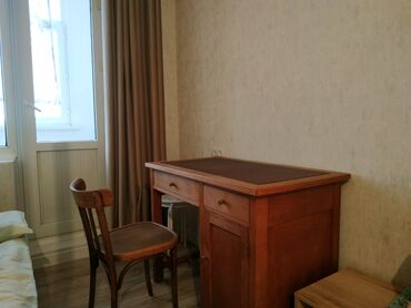 Другие мебельные гарнитуры: Деревянный рабочий стол советских времён в хорошем состоянии, размеры