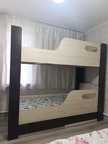 bunk bed: Двухъярусная кровать с выдвижными ящиками и мягкими матрасами - — 3