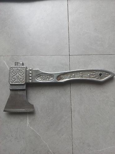 ev saatleri: Dekorativ naxışlı balta. Metal gövdəli və metal başlıqlı hazırlanıb — 1
