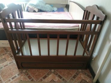 Детские кровати: Продаю б/у манеж из натурального дерева в хорошем состоянии. реальным