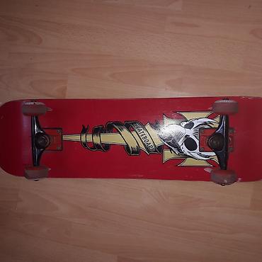 bot kar: Skateboard – tam komplekt - Gövdə: Qırmızı rəngli taxta, alt hissədə — 1