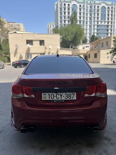dord goz: Chevrolet Cruze sedan – qırmızı rəng Xüsusiyyətlər: - Kuzov: 4 qapılı — 1