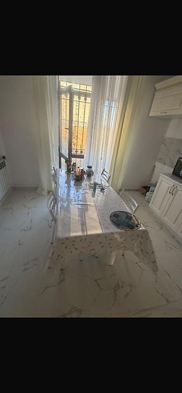 silver kitchen: Белые кухонные стулья (на фото — комплект у стола). - Материал — 2