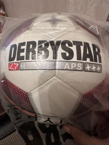 Əlcəklər: Futsal üçün nəzərdə tutulmuş "Derbystar Hyper APS" topu. Ağ və qara