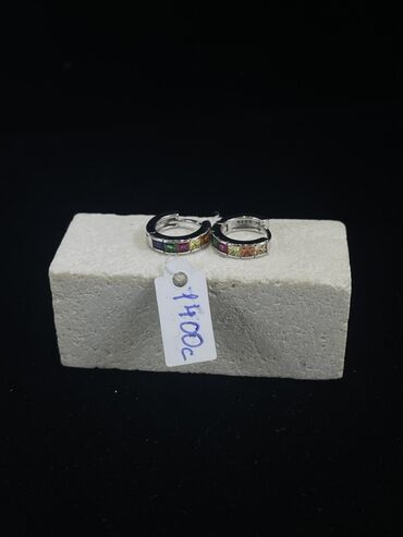 Серебряные серьги: Элегантные серьги-кольца серебристого цвета, украшенные россыпью — 15