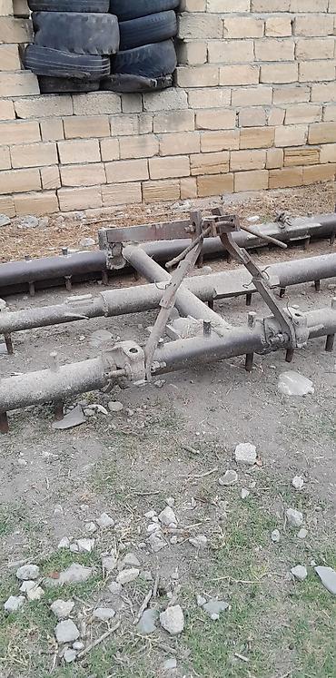 saqman yuk masini: Aqreqat: traktor üçün torpaq hamarlayan/koltuklu dişli mala (trailing — 3