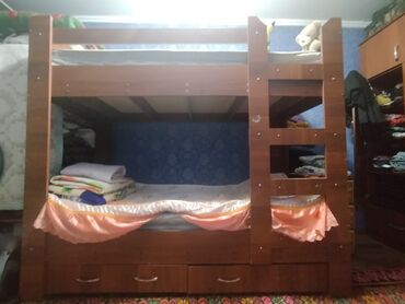 кровать односпальная с подъемным механизмом: Двухъярусная кровать из коричневого дерева, оборудованная встроенной