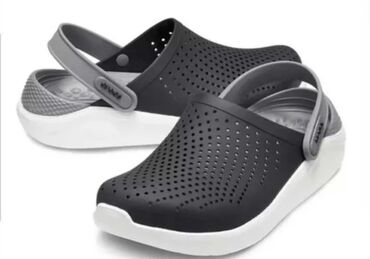 горная обувь: Удобные сабо Crocs, выполненные в практичном черном цвете с белой
