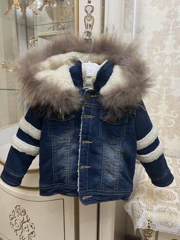 куртка джинсовая: Утеплённая детская джинсовая куртка со съемным капюшоном от 9 мес-1,5