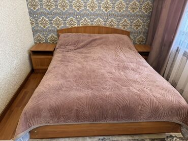 жыгач сатылат: Двуспальная кровать из светлого дерева с прикроватными тумбочками