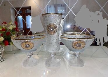 bir yas tortlari: Tort və şiriniyyat qabı, rəng - Ağ, Şüşə