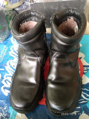 зимняя обувь для мужчин: Зимние, фирма гномик. Размер 34. Состояние отличное. Район турбазы