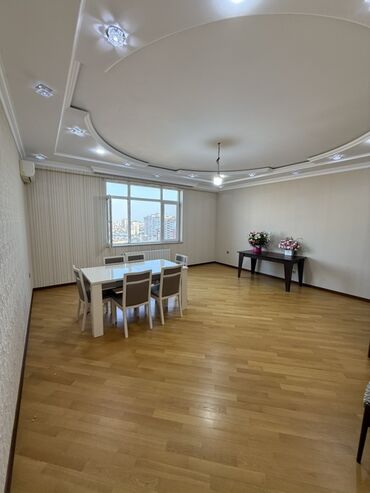 Uzunmüddətli kirayə mənzillər: Mənzilin təqdimatı - Geniş və işıqlı salon: iri panoram pəncərə — 4