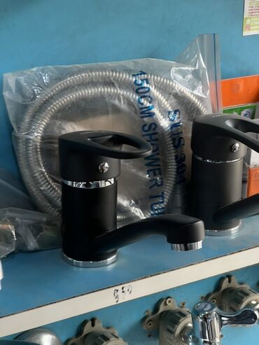 цена смесителя на кухню: Смеситель однорычажный для умывальника, матовый черный. - Корпус