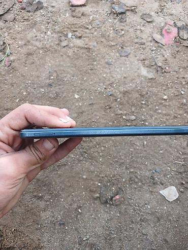 gunes panel kamera: Smartfon – mavi/qara tonlarda, sərt korpuslu, sol tərəfdə həcmi — 1