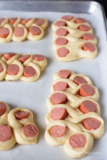 Выпечка, хлебобулочные изделия: Сосиски в тесте, свежая выпечка из пекарни. - Румяная, глянцевая — 7