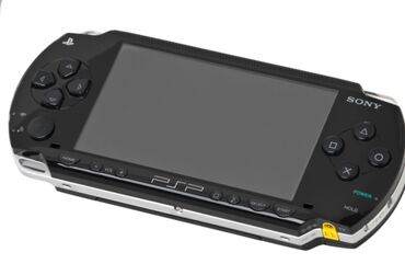 PSP (Sony PlayStation Portable): Портативная игровая консоль Sony PSP в черном корпусе. Имеет